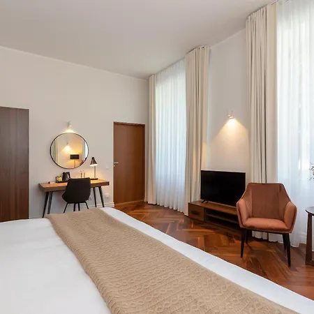 Hotel The Manor Sports & Torva